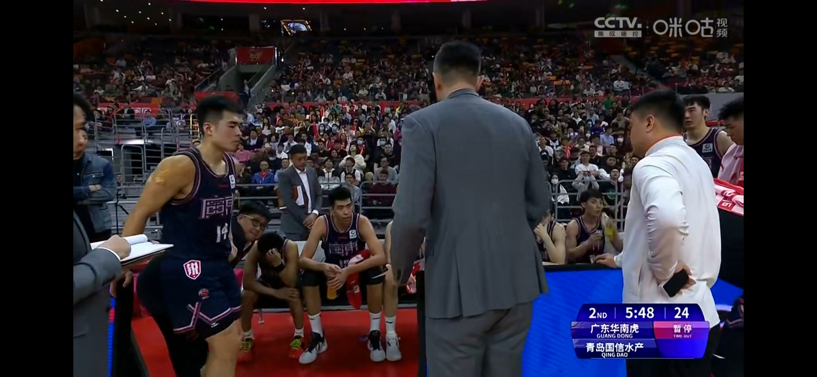 青岛男篮再遭击败队员寻找突破点