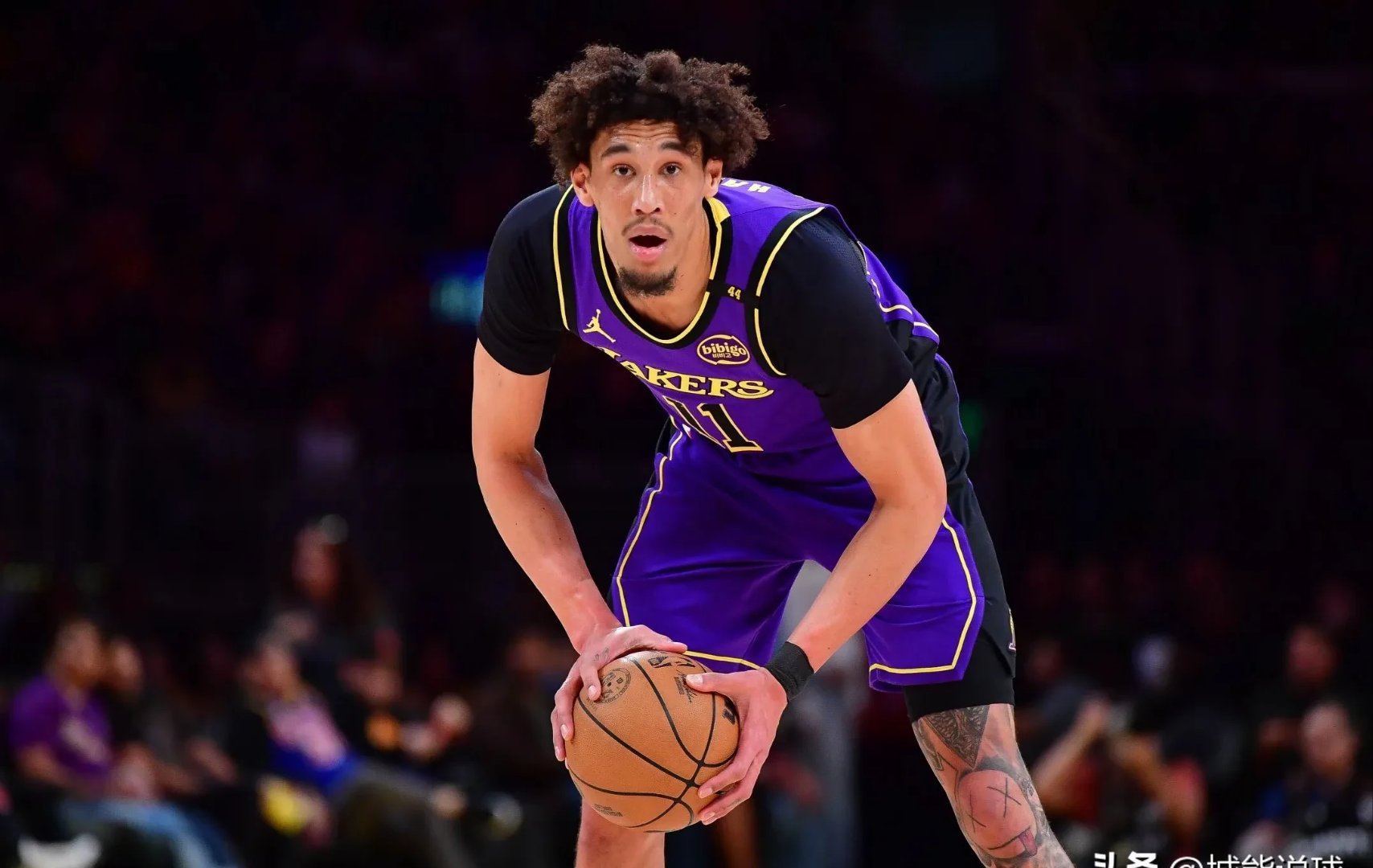 阿扎伦卡重返赛场，爆冷首场状态出色，湖人观众沸腾！